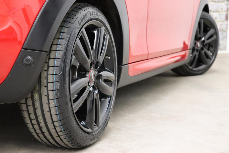 MINI Hatchback Cooper S Knightsbridge Edition Automaat 3 deurs / Panoramadak / Navigatiesysteem Plus / Leder / Harman Kardon / Stoelverwarming / LED / Head-Up Display / JCW Exterieur / 17 Inch / Extra Getint Glas / Parkeersensoren