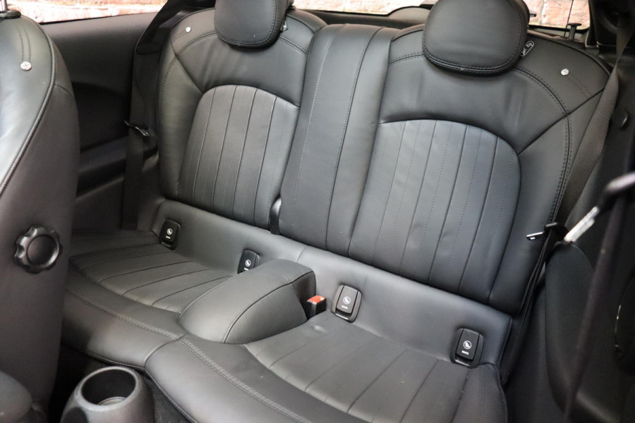 MINI Hatchback Cooper S Knightsbridge Edition Automaat 3 deurs / Panoramadak / Navigatiesysteem Plus / Leder / Harman Kardon / Stoelverwarming / LED / Head-Up Display / JCW Exterieur / 17 Inch / Extra Getint Glas / Parkeersensoren