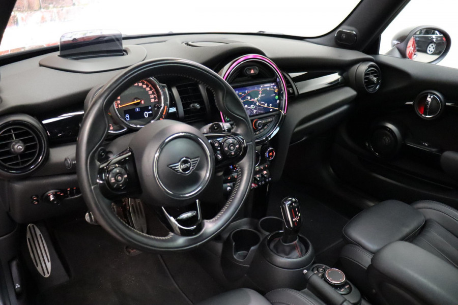 MINI Hatchback Cooper S Knightsbridge Edition Automaat 3 deurs / Panoramadak / Navigatiesysteem Plus / Leder / Harman Kardon / Stoelverwarming / LED / Head-Up Display / JCW Exterieur / 17 Inch / Extra Getint Glas / Parkeersensoren
