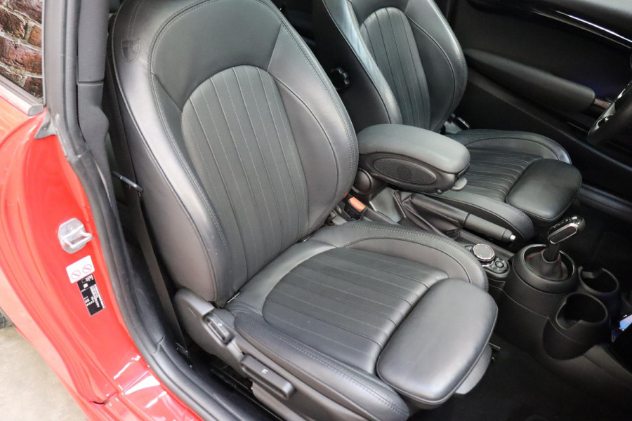 MINI Hatchback Cooper S Knightsbridge Edition Automaat 3 deurs / Panoramadak / Navigatiesysteem Plus / Leder / Harman Kardon / Stoelverwarming / LED / Head-Up Display / JCW Exterieur / 17 Inch / Extra Getint Glas / Parkeersensoren