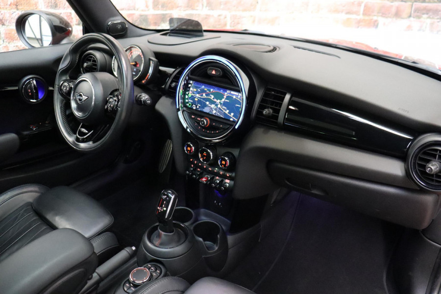MINI Hatchback Cooper S Knightsbridge Edition Automaat 3 deurs / Panoramadak / Navigatiesysteem Plus / Leder / Harman Kardon / Stoelverwarming / LED / Head-Up Display / JCW Exterieur / 17 Inch / Extra Getint Glas / Parkeersensoren