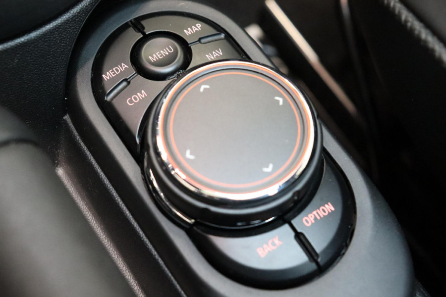 MINI Hatchback Cooper S Knightsbridge Edition Automaat 3 deurs / Panoramadak / Navigatiesysteem Plus / Leder / Harman Kardon / Stoelverwarming / LED / Head-Up Display / JCW Exterieur / 17 Inch / Extra Getint Glas / Parkeersensoren