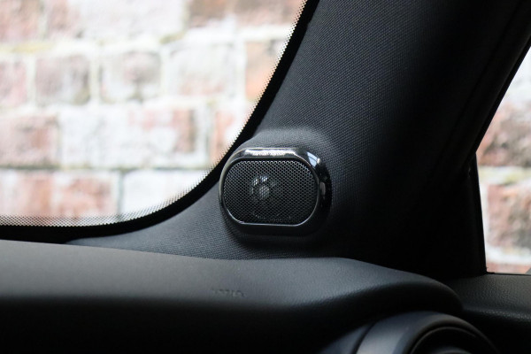 MINI Hatchback Cooper S Knightsbridge Edition Automaat 3 deurs / Panoramadak / Navigatiesysteem Plus / Leder / Harman Kardon / Stoelverwarming / LED / Head-Up Display / JCW Exterieur / 17 Inch / Extra Getint Glas / Parkeersensoren