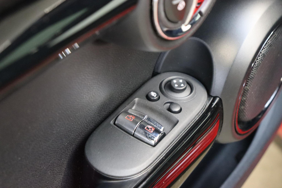 MINI Hatchback Cooper S Knightsbridge Edition Automaat 3 deurs / Panoramadak / Navigatiesysteem Plus / Leder / Harman Kardon / Stoelverwarming / LED / Head-Up Display / JCW Exterieur / 17 Inch / Extra Getint Glas / Parkeersensoren