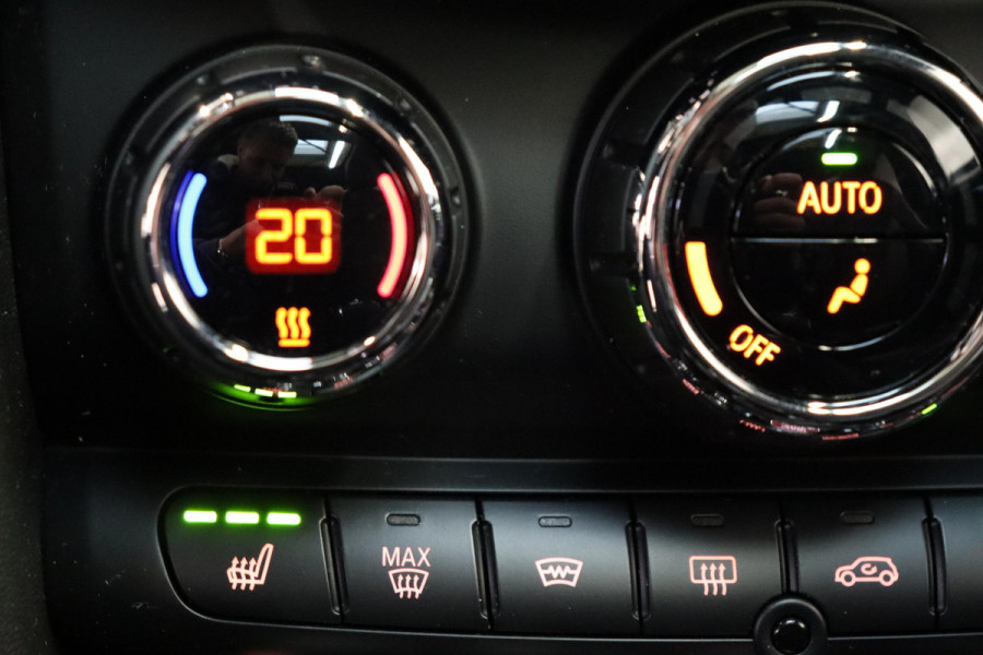 MINI Hatchback Cooper S Knightsbridge Edition Automaat 3 deurs / Panoramadak / Navigatiesysteem Plus / Leder / Harman Kardon / Stoelverwarming / LED / Head-Up Display / JCW Exterieur / 17 Inch / Extra Getint Glas / Parkeersensoren