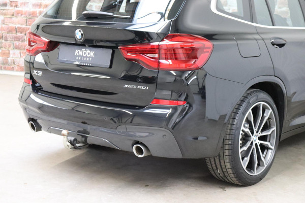 BMW X3 xDrive20i High Executive M Sport Pakket Automaat / Panoramadak / Trekhaak / Leder / Driving Assistant / Navigatie Professional / Head-Up Display / Stoelverwarming / Chrome Line / Hifi / Active Protection / Uitgebreide LED-koplampen / 20 Inch / Multifunctioneel Instrumentendisplay
