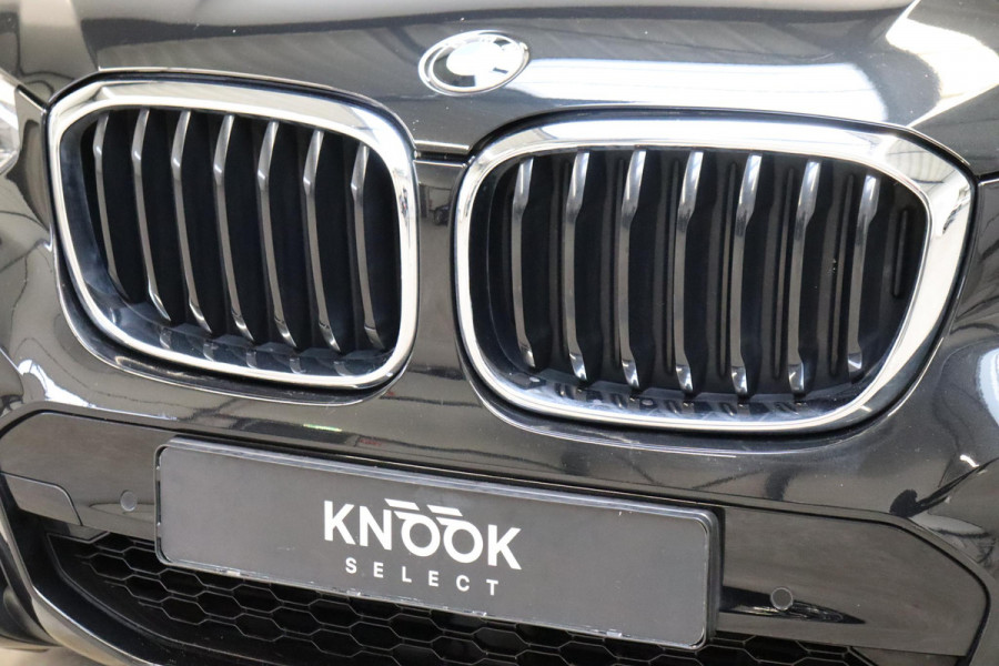 BMW X3 xDrive20i High Executive M Sport Pakket Automaat / Panoramadak / Trekhaak / Leder / Driving Assistant / Navigatie Professional / Head-Up Display / Stoelverwarming / Chrome Line / Hifi / Active Protection / Uitgebreide LED-koplampen / 20 Inch / Multifunctioneel Instrumentendisplay