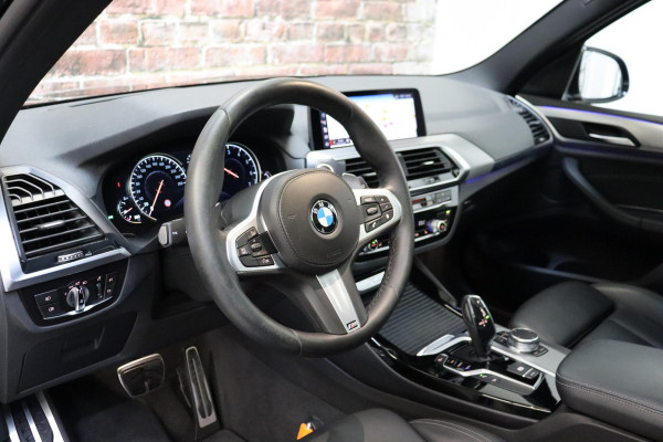 BMW X3 xDrive20i High Executive M Sport Pakket Automaat / Panoramadak / Trekhaak / Leder / Driving Assistant / Navigatie Professional / Head-Up Display / Stoelverwarming / Chrome Line / Hifi / Active Protection / Uitgebreide LED-koplampen / 20 Inch / Multifunctioneel Instrumentendisplay