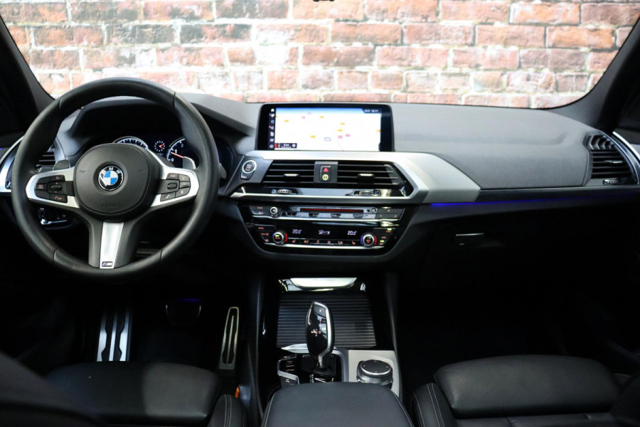 BMW X3 xDrive20i High Executive M Sport Pakket Automaat / Panoramadak / Trekhaak / Leder / Driving Assistant / Navigatie Professional / Head-Up Display / Stoelverwarming / Chrome Line / Hifi / Active Protection / Uitgebreide LED-koplampen / 20 Inch / Multifunctioneel Instrumentendisplay
