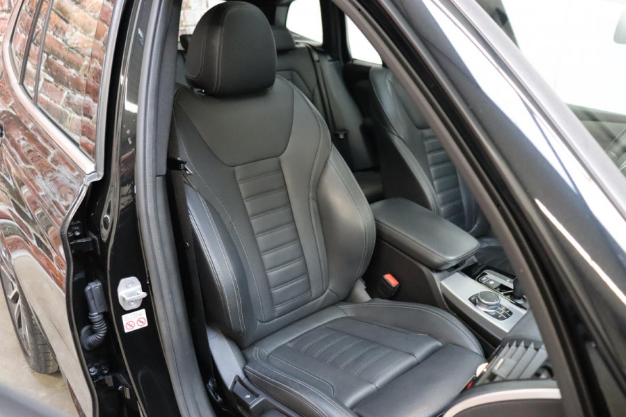BMW X3 xDrive20i High Executive M Sport Pakket Automaat / Panoramadak / Trekhaak / Leder / Driving Assistant / Navigatie Professional / Head-Up Display / Stoelverwarming / Chrome Line / Hifi / Active Protection / Uitgebreide LED-koplampen / 20 Inch / Multifunctioneel Instrumentendisplay