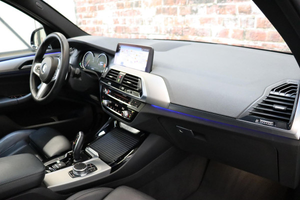 BMW X3 xDrive20i High Executive M Sport Pakket Automaat / Panoramadak / Trekhaak / Leder / Driving Assistant / Navigatie Professional / Head-Up Display / Stoelverwarming / Chrome Line / Hifi / Active Protection / Uitgebreide LED-koplampen / 20 Inch / Multifunctioneel Instrumentendisplay
