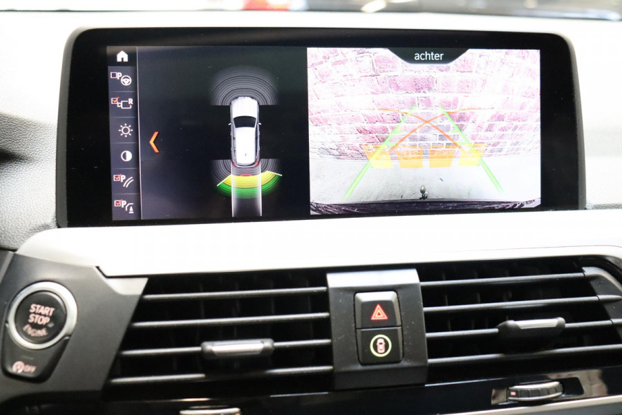 BMW X3 xDrive20i High Executive M Sport Pakket Automaat / Panoramadak / Trekhaak / Leder / Driving Assistant / Navigatie Professional / Head-Up Display / Stoelverwarming / Chrome Line / Hifi / Active Protection / Uitgebreide LED-koplampen / 20 Inch / Multifunctioneel Instrumentendisplay