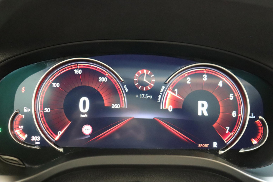 BMW X3 xDrive20i High Executive M Sport Pakket Automaat / Panoramadak / Trekhaak / Leder / Driving Assistant / Navigatie Professional / Head-Up Display / Stoelverwarming / Chrome Line / Hifi / Active Protection / Uitgebreide LED-koplampen / 20 Inch / Multifunctioneel Instrumentendisplay