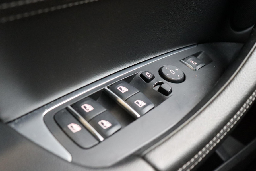 BMW X3 xDrive20i High Executive M Sport Pakket Automaat / Panoramadak / Trekhaak / Leder / Driving Assistant / Navigatie Professional / Head-Up Display / Stoelverwarming / Chrome Line / Hifi / Active Protection / Uitgebreide LED-koplampen / 20 Inch / Multifunctioneel Instrumentendisplay