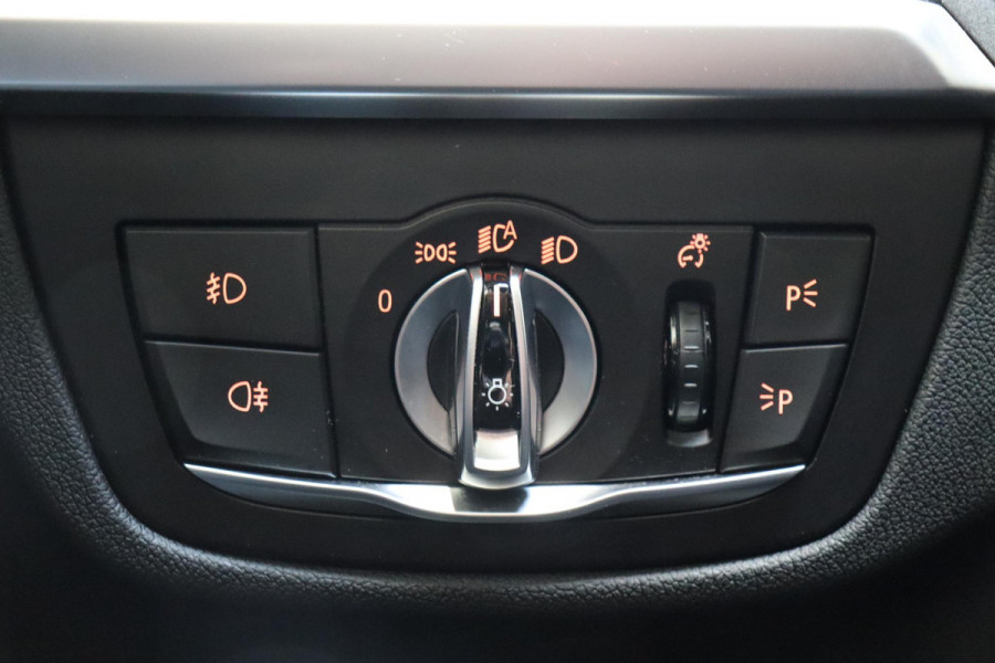 BMW X3 xDrive20i High Executive M Sport Pakket Automaat / Panoramadak / Trekhaak / Leder / Driving Assistant / Navigatie Professional / Head-Up Display / Stoelverwarming / Chrome Line / Hifi / Active Protection / Uitgebreide LED-koplampen / 20 Inch / Multifunctioneel Instrumentendisplay