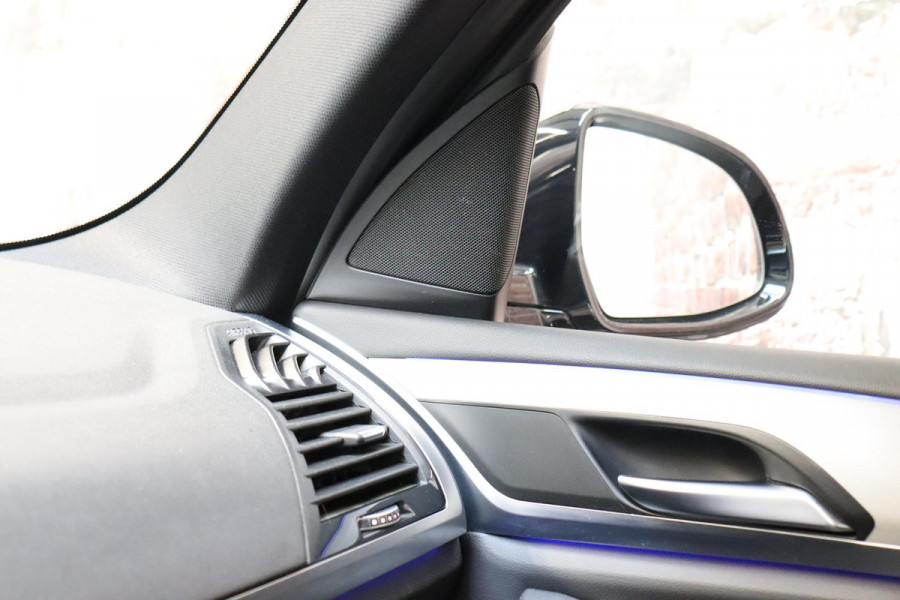 BMW X3 xDrive20i High Executive M Sport Pakket Automaat / Panoramadak / Trekhaak / Leder / Driving Assistant / Navigatie Professional / Head-Up Display / Stoelverwarming / Chrome Line / Hifi / Active Protection / Uitgebreide LED-koplampen / 20 Inch / Multifunctioneel Instrumentendisplay