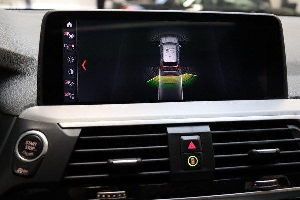 BMW X3 xDrive20i High Executive M Sport Pakket Automaat / Panoramadak / Trekhaak / Leder / Driving Assistant / Navigatie Professional / Head-Up Display / Stoelverwarming / Chrome Line / Hifi / Active Protection / Uitgebreide LED-koplampen / 20 Inch / Multifunctioneel Instrumentendisplay
