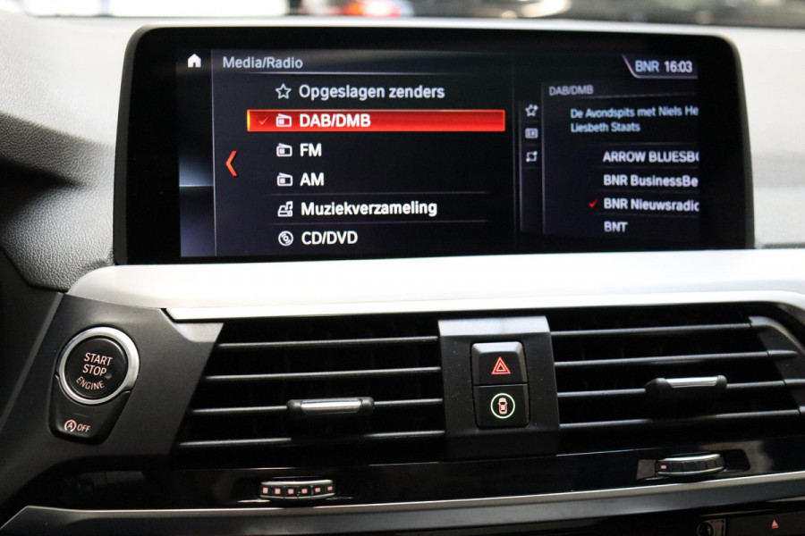BMW X3 xDrive20i High Executive M Sport Pakket Automaat / Panoramadak / Trekhaak / Leder / Driving Assistant / Navigatie Professional / Head-Up Display / Stoelverwarming / Chrome Line / Hifi / Active Protection / Uitgebreide LED-koplampen / 20 Inch / Multifunctioneel Instrumentendisplay