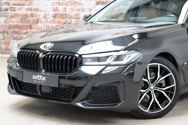 BMW 5 Serie Touring 520i High Executive M Sport Pakket Automaat / Panoramadak / Trekhaak / Comfortstoelen / Laserlight / Adaptieve Cruise Control / Parkeerhulpsysteem / Hifi / Live Cockpit Professional / Shadow Line / Stoelverwarming / Extra Getint Glas