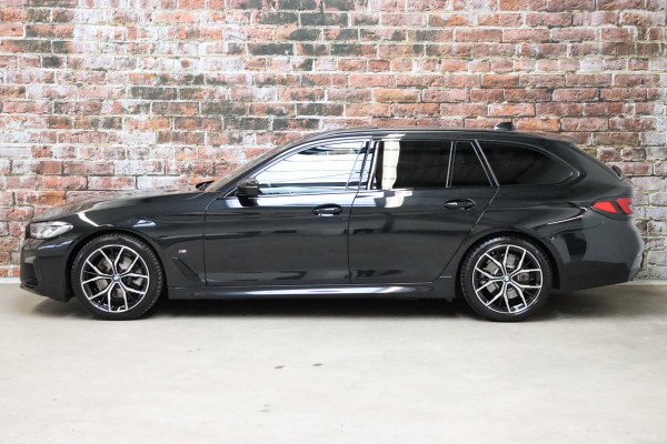 BMW 5 Serie Touring 520i High Executive M Sport Pakket Automaat / Panoramadak / Trekhaak / Comfortstoelen / Laserlight / Adaptieve Cruise Control / Parkeerhulpsysteem / Hifi / Live Cockpit Professional / Shadow Line / Stoelverwarming / Extra Getint Glas