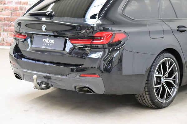 BMW 5 Serie Touring 520i High Executive M Sport Pakket Automaat / Panoramadak / Trekhaak / Comfortstoelen / Laserlight / Adaptieve Cruise Control / Parkeerhulpsysteem / Hifi / Live Cockpit Professional / Shadow Line / Stoelverwarming / Extra Getint Glas