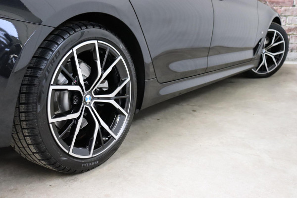 BMW 5 Serie Touring 520i High Executive M Sport Pakket Automaat / Panoramadak / Trekhaak / Comfortstoelen / Laserlight / Adaptieve Cruise Control / Parkeerhulpsysteem / Hifi / Live Cockpit Professional / Shadow Line / Stoelverwarming / Extra Getint Glas