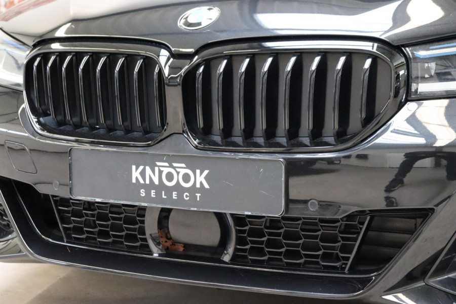 BMW 5 Serie Touring 520i High Executive M Sport Pakket Automaat / Panoramadak / Trekhaak / Comfortstoelen / Laserlight / Adaptieve Cruise Control / Parkeerhulpsysteem / Hifi / Live Cockpit Professional / Shadow Line / Stoelverwarming / Extra Getint Glas