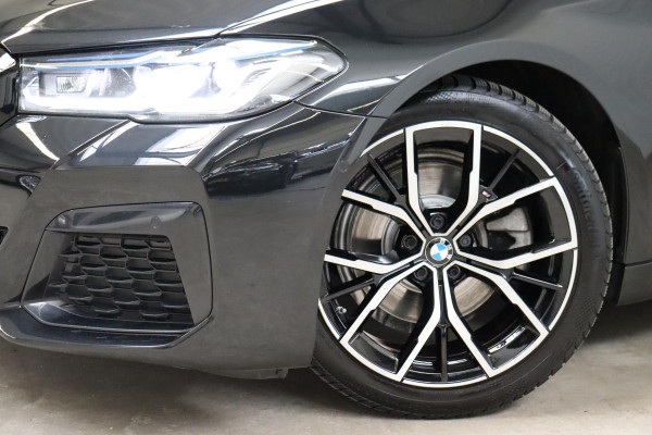 BMW 5 Serie Touring 520i High Executive M Sport Pakket Automaat / Panoramadak / Trekhaak / Comfortstoelen / Laserlight / Adaptieve Cruise Control / Parkeerhulpsysteem / Hifi / Live Cockpit Professional / Shadow Line / Stoelverwarming / Extra Getint Glas