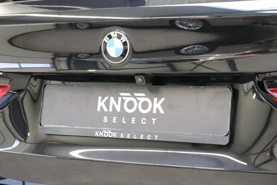 BMW 5 Serie Touring 520i High Executive M Sport Pakket Automaat / Panoramadak / Trekhaak / Comfortstoelen / Laserlight / Adaptieve Cruise Control / Parkeerhulpsysteem / Hifi / Live Cockpit Professional / Shadow Line / Stoelverwarming / Extra Getint Glas
