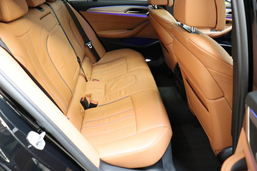 BMW 5 Serie Touring 520i High Executive M Sport Pakket Automaat / Panoramadak / Trekhaak / Comfortstoelen / Laserlight / Adaptieve Cruise Control / Parkeerhulpsysteem / Hifi / Live Cockpit Professional / Shadow Line / Stoelverwarming / Extra Getint Glas
