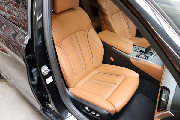 BMW 5 Serie Touring 520i High Executive M Sport Pakket Automaat / Panoramadak / Trekhaak / Comfortstoelen / Laserlight / Adaptieve Cruise Control / Parkeerhulpsysteem / Hifi / Live Cockpit Professional / Shadow Line / Stoelverwarming / Extra Getint Glas