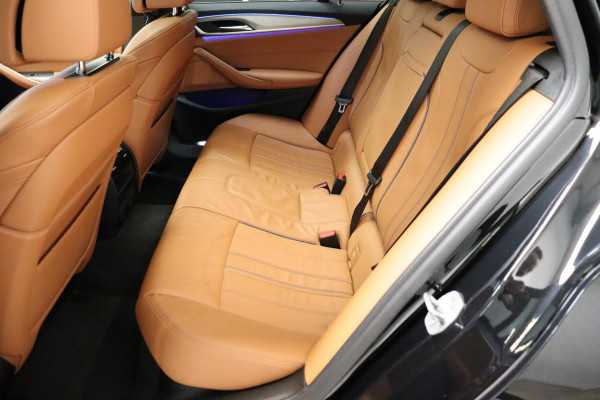 BMW 5 Serie Touring 520i High Executive M Sport Pakket Automaat / Panoramadak / Trekhaak / Comfortstoelen / Laserlight / Adaptieve Cruise Control / Parkeerhulpsysteem / Hifi / Live Cockpit Professional / Shadow Line / Stoelverwarming / Extra Getint Glas