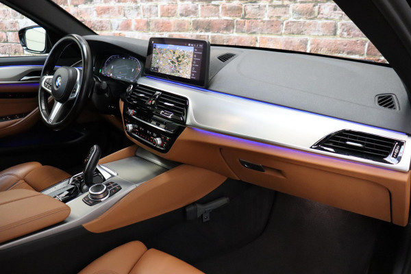 BMW 5 Serie Touring 520i High Executive M Sport Pakket Automaat / Panoramadak / Trekhaak / Comfortstoelen / Laserlight / Adaptieve Cruise Control / Parkeerhulpsysteem / Hifi / Live Cockpit Professional / Shadow Line / Stoelverwarming / Extra Getint Glas