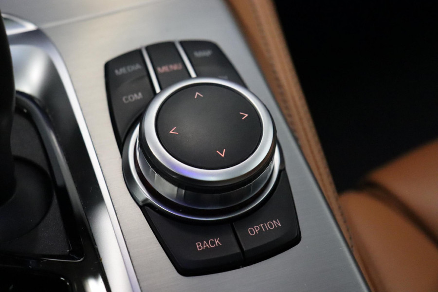 BMW 5 Serie Touring 520i High Executive M Sport Pakket Automaat / Panoramadak / Trekhaak / Comfortstoelen / Laserlight / Adaptieve Cruise Control / Parkeerhulpsysteem / Hifi / Live Cockpit Professional / Shadow Line / Stoelverwarming / Extra Getint Glas