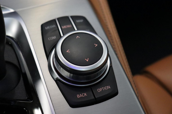 BMW 5 Serie Touring 520i High Executive M Sport Pakket Automaat / Panoramadak / Trekhaak / Comfortstoelen / Laserlight / Adaptieve Cruise Control / Parkeerhulpsysteem / Hifi / Live Cockpit Professional / Shadow Line / Stoelverwarming / Extra Getint Glas