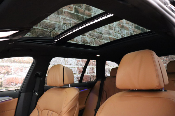 BMW 5 Serie Touring 520i High Executive M Sport Pakket Automaat / Panoramadak / Trekhaak / Comfortstoelen / Laserlight / Adaptieve Cruise Control / Parkeerhulpsysteem / Hifi / Live Cockpit Professional / Shadow Line / Stoelverwarming / Extra Getint Glas