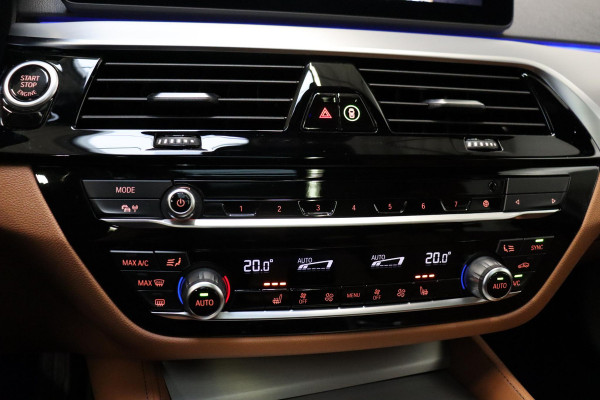 BMW 5 Serie Touring 520i High Executive M Sport Pakket Automaat / Panoramadak / Trekhaak / Comfortstoelen / Laserlight / Adaptieve Cruise Control / Parkeerhulpsysteem / Hifi / Live Cockpit Professional / Shadow Line / Stoelverwarming / Extra Getint Glas