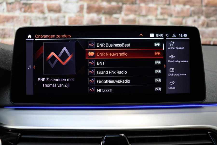 BMW 5 Serie Touring 520i High Executive M Sport Pakket Automaat / Panoramadak / Trekhaak / Comfortstoelen / Laserlight / Adaptieve Cruise Control / Parkeerhulpsysteem / Hifi / Live Cockpit Professional / Shadow Line / Stoelverwarming / Extra Getint Glas