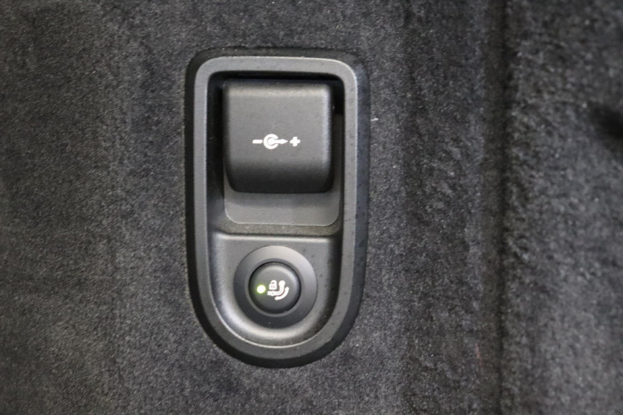 BMW 5 Serie Touring 520i High Executive M Sport Pakket Automaat / Panoramadak / Trekhaak / Comfortstoelen / Laserlight / Adaptieve Cruise Control / Parkeerhulpsysteem / Hifi / Live Cockpit Professional / Shadow Line / Stoelverwarming / Extra Getint Glas