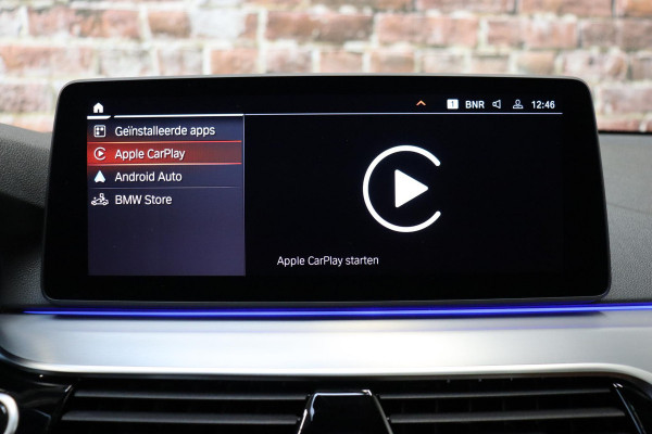 BMW 5 Serie Touring 520i High Executive M Sport Pakket Automaat / Panoramadak / Trekhaak / Comfortstoelen / Laserlight / Adaptieve Cruise Control / Parkeerhulpsysteem / Hifi / Live Cockpit Professional / Shadow Line / Stoelverwarming / Extra Getint Glas