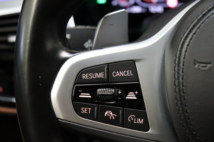 BMW 5 Serie Touring 520i High Executive M Sport Pakket Automaat / Panoramadak / Trekhaak / Comfortstoelen / Laserlight / Adaptieve Cruise Control / Parkeerhulpsysteem / Hifi / Live Cockpit Professional / Shadow Line / Stoelverwarming / Extra Getint Glas