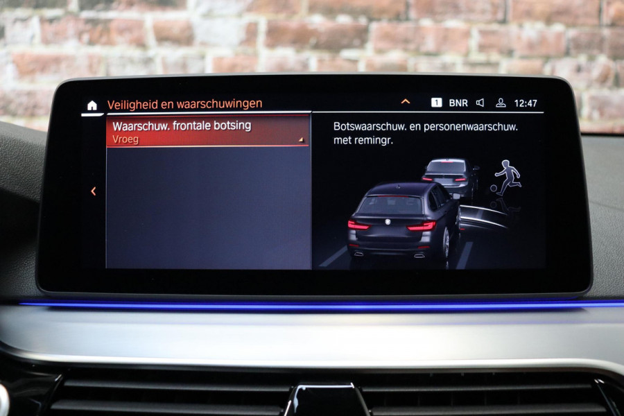 BMW 5 Serie Touring 520i High Executive M Sport Pakket Automaat / Panoramadak / Trekhaak / Comfortstoelen / Laserlight / Adaptieve Cruise Control / Parkeerhulpsysteem / Hifi / Live Cockpit Professional / Shadow Line / Stoelverwarming / Extra Getint Glas