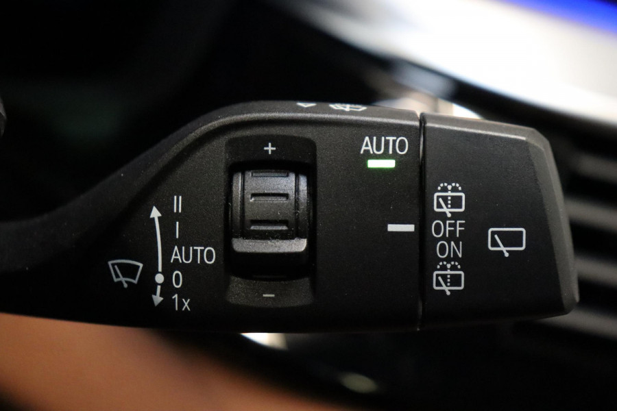 BMW 5 Serie Touring 520i High Executive M Sport Pakket Automaat / Panoramadak / Trekhaak / Comfortstoelen / Laserlight / Adaptieve Cruise Control / Parkeerhulpsysteem / Hifi / Live Cockpit Professional / Shadow Line / Stoelverwarming / Extra Getint Glas