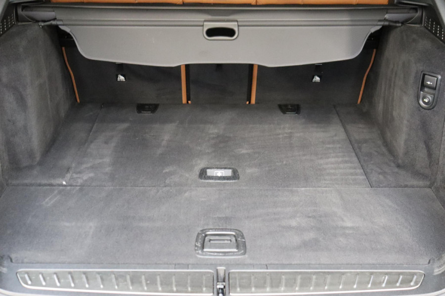 BMW 5 Serie Touring 520i High Executive M Sport Pakket Automaat / Panoramadak / Trekhaak / Comfortstoelen / Laserlight / Adaptieve Cruise Control / Parkeerhulpsysteem / Hifi / Live Cockpit Professional / Shadow Line / Stoelverwarming / Extra Getint Glas