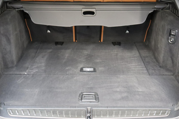 BMW 5 Serie Touring 520i High Executive M Sport Pakket Automaat / Panoramadak / Trekhaak / Comfortstoelen / Laserlight / Adaptieve Cruise Control / Parkeerhulpsysteem / Hifi / Live Cockpit Professional / Shadow Line / Stoelverwarming / Extra Getint Glas