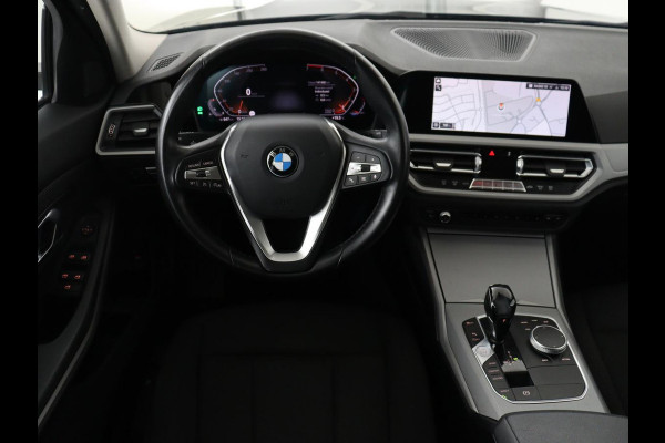 BMW 3-serie 320i Executive Edition | Panoramadak | Carplay | Navigatie | Live Cockpit | Full LED | Parkeerhulp | Cruise control | Climate control