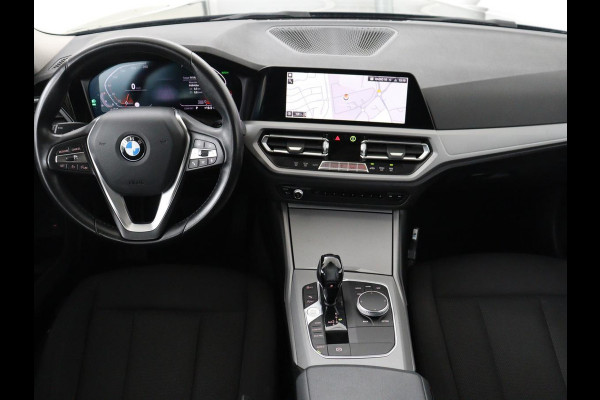 BMW 3-serie 320i Executive Edition | Panoramadak | Carplay | Navigatie | Live Cockpit | Full LED | Parkeerhulp | Cruise control | Climate control