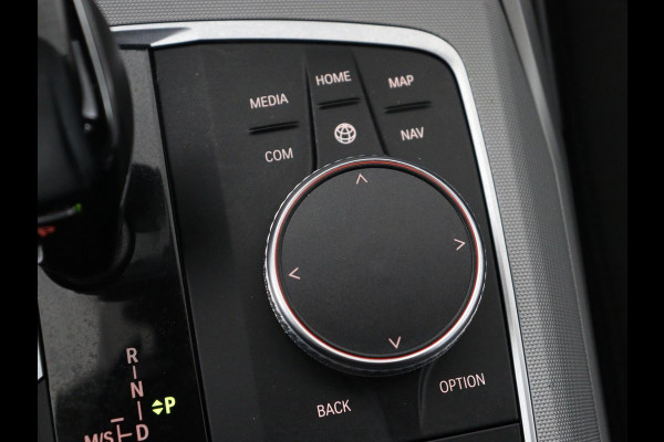 BMW 3-serie 320i Executive Edition | Panoramadak | Carplay | Navigatie | Live Cockpit | Full LED | Parkeerhulp | Cruise control | Climate control