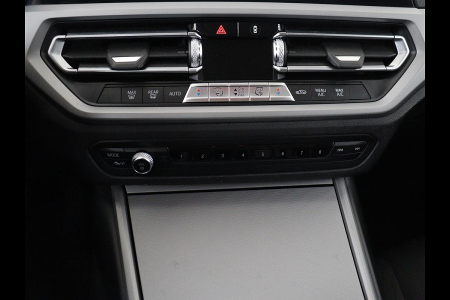 BMW 3-serie 320i Executive Edition | Panoramadak | Carplay | Navigatie | Live Cockpit | Full LED | Parkeerhulp | Cruise control | Climate control