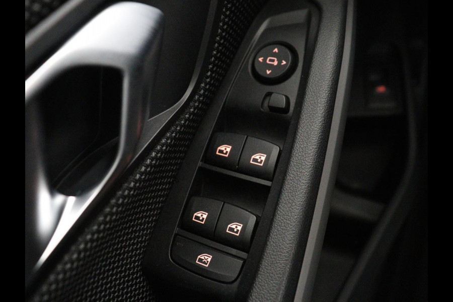 BMW 3-serie 320i Executive Edition | Panoramadak | Carplay | Navigatie | Live Cockpit | Full LED | Parkeerhulp | Cruise control | Climate control